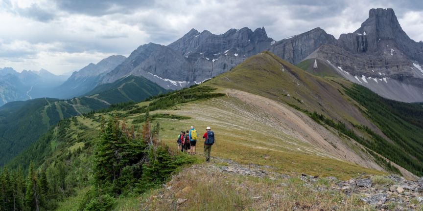 2 hikers walk along Fortress Ridge in Kananaskis